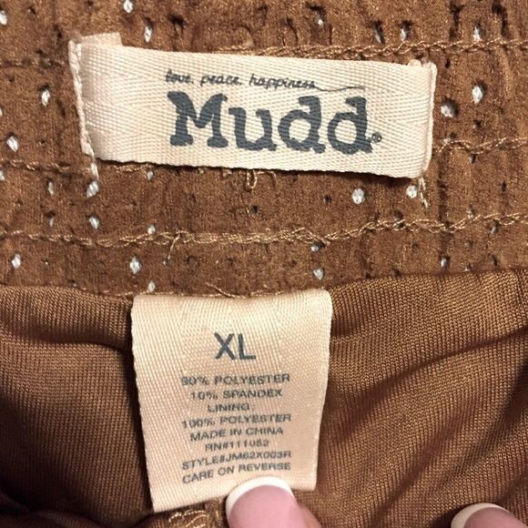 Faux suede scalloped eyelet design shorts - Picture 3 of 5